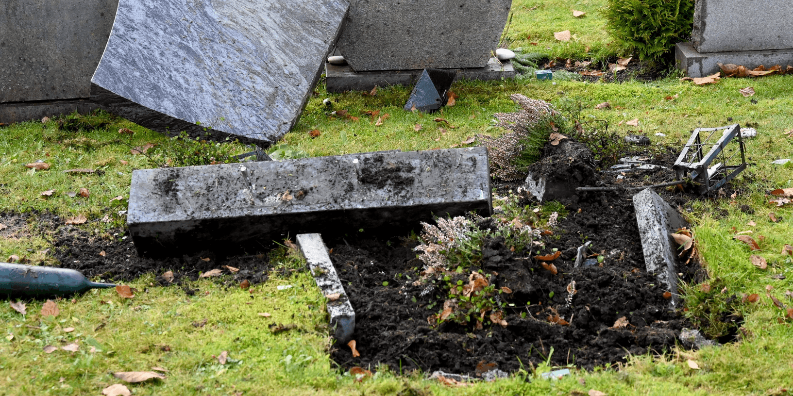 ”Det är ett antal gravstenar och några mindre träd som är nedkörda”, säger Per Fägersten vid Södra Älvsborgs räddningstjänst.