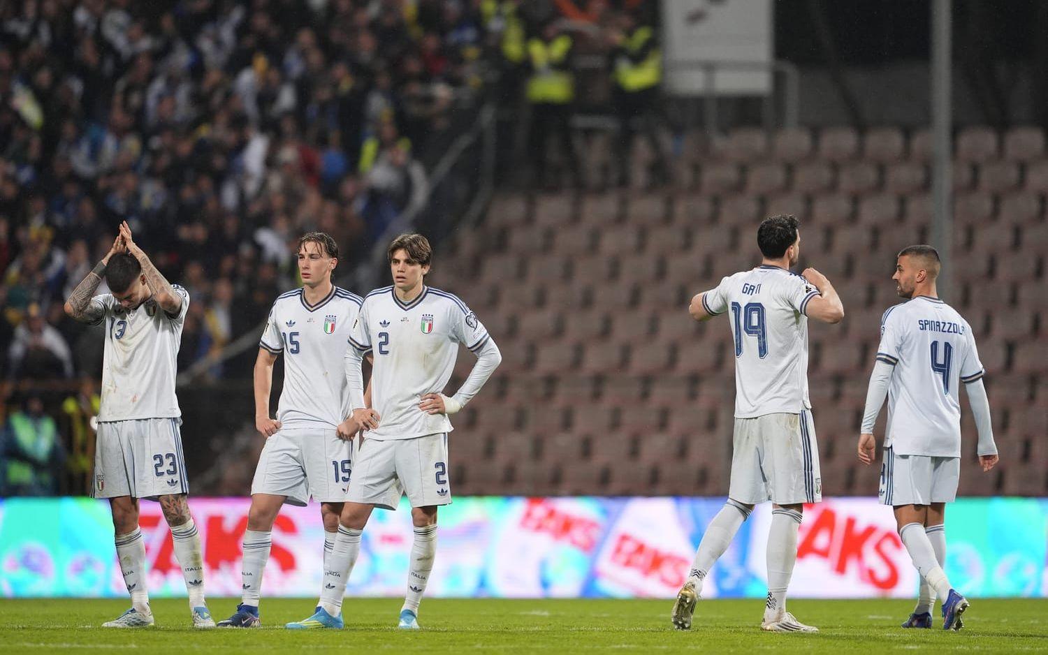 De italienska spelarna efter att ha förlorat playoffmatchen mot Bosnien-Hercegovina och därmed missat VM.
