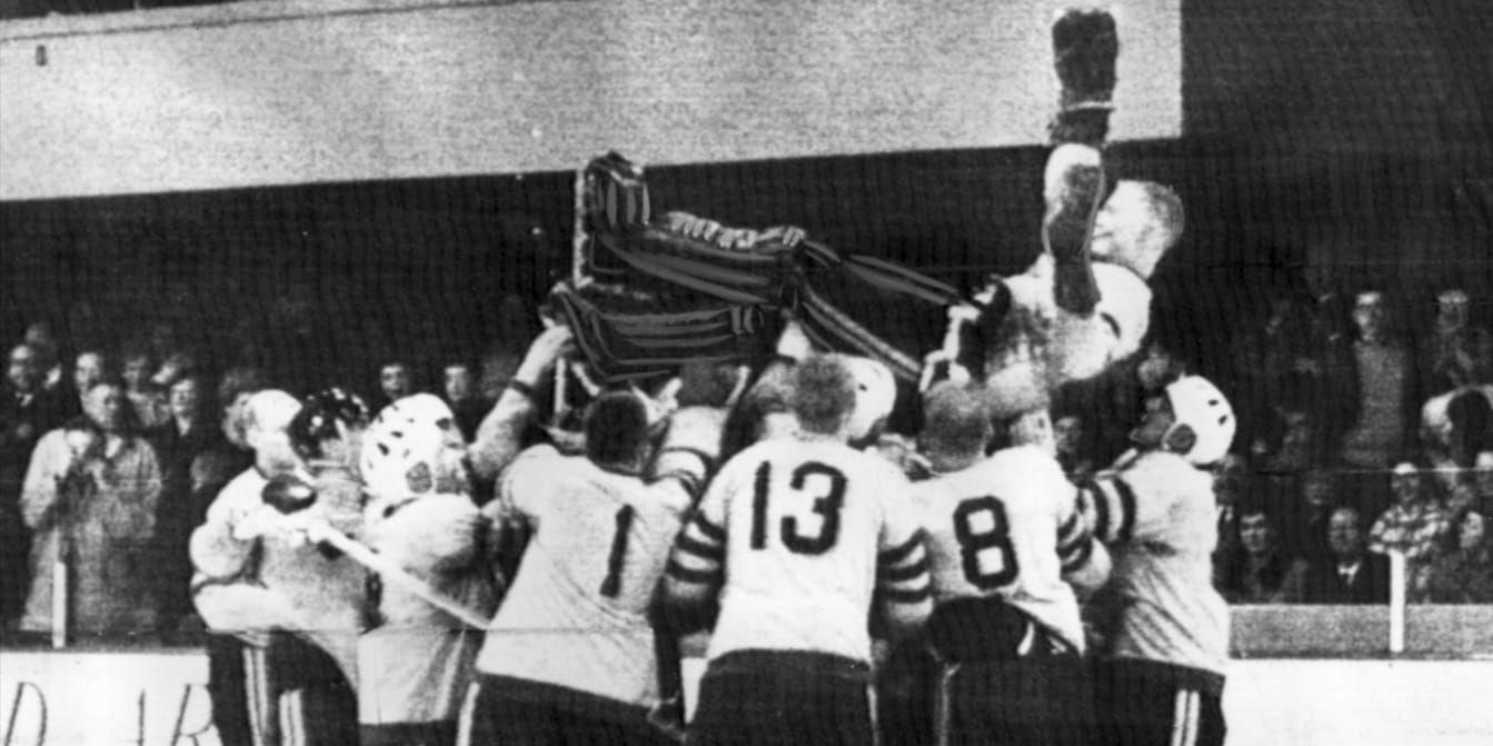 Lennart "Klimpen" Häggroth hissas av lagkamraterna efter VM-guldet 1962.