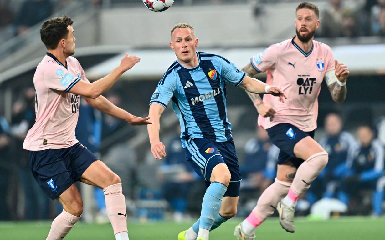 Djurgårdens Kristian Lien mellan Malmös Colin Rösler och Pontus Jansson.