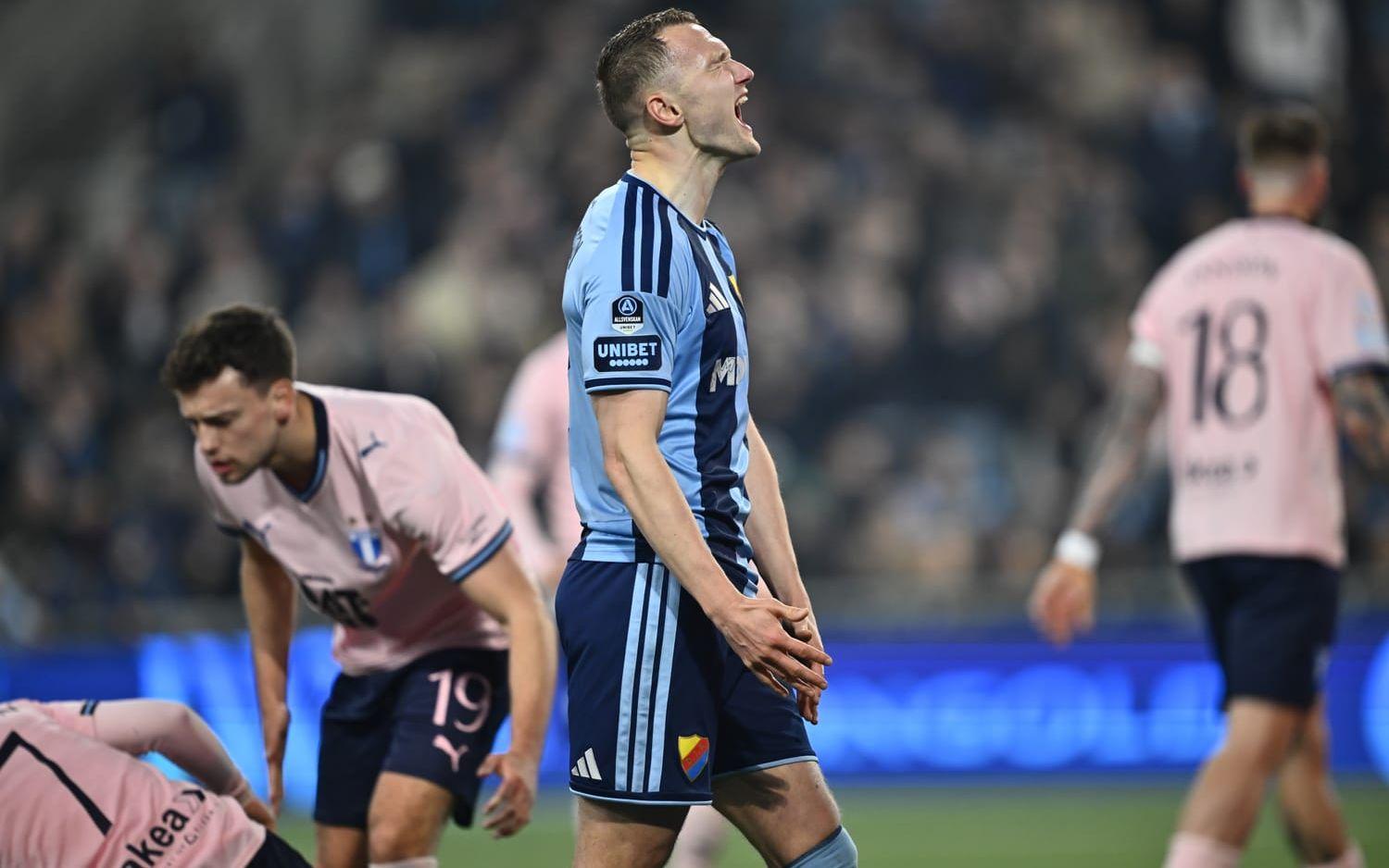 Djurgårdens Piotr Johansson skriker ut sin besvikelse.