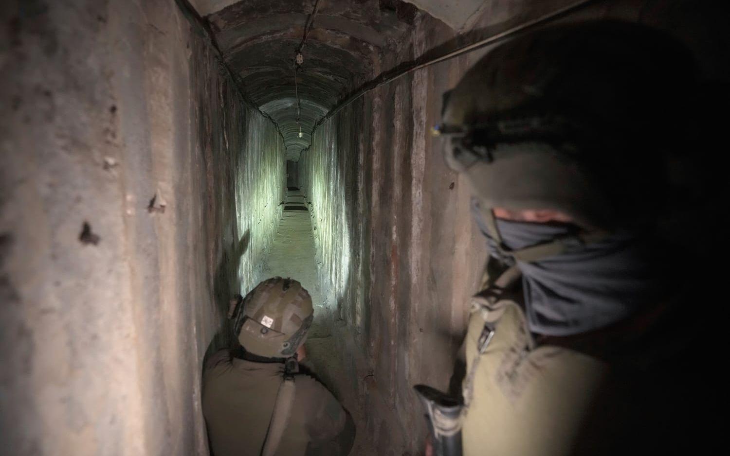 En av tunnlarna under Gaza. Bilden är från en rundvisning som Israels militär ordnade för medier under sjukhuset al-Shifa i november.