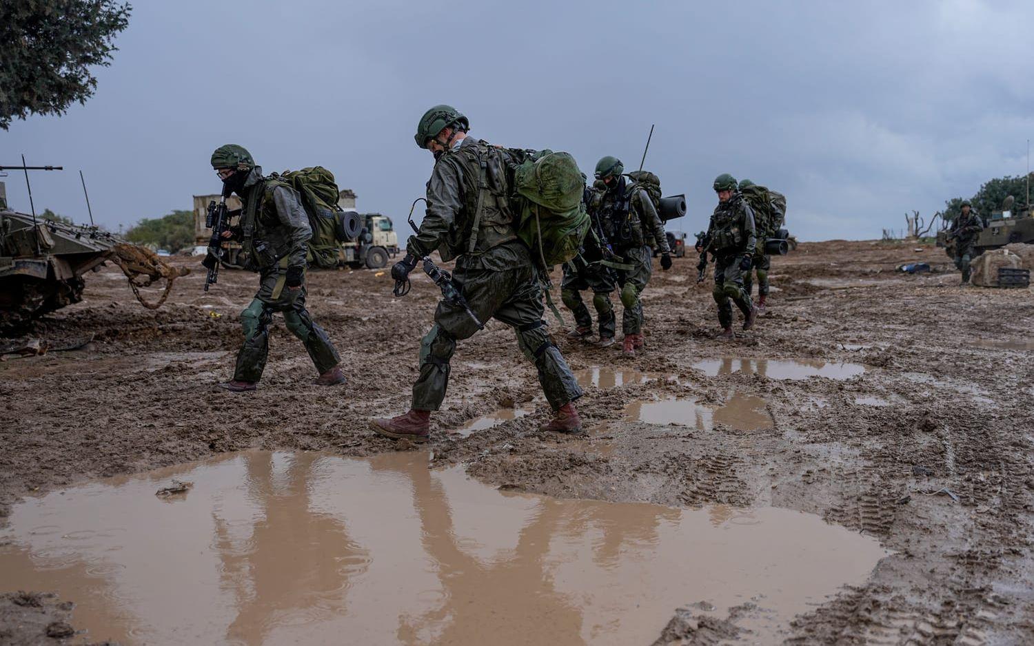 Israeliska soldater förbereder sig för att gå in i Gazaremsan. Bild tagen nära gränsen på onsdagen.
