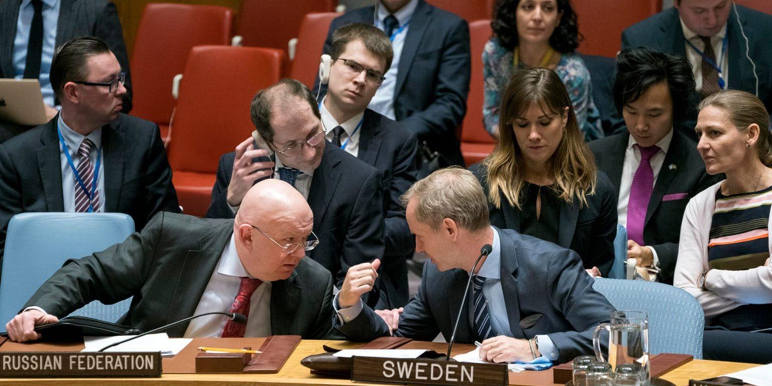Rysslands FN-ambassadör Vassilij Nebenzia i samtal med sin svenske kollega Olof Skoog i säkerhetsrådet.