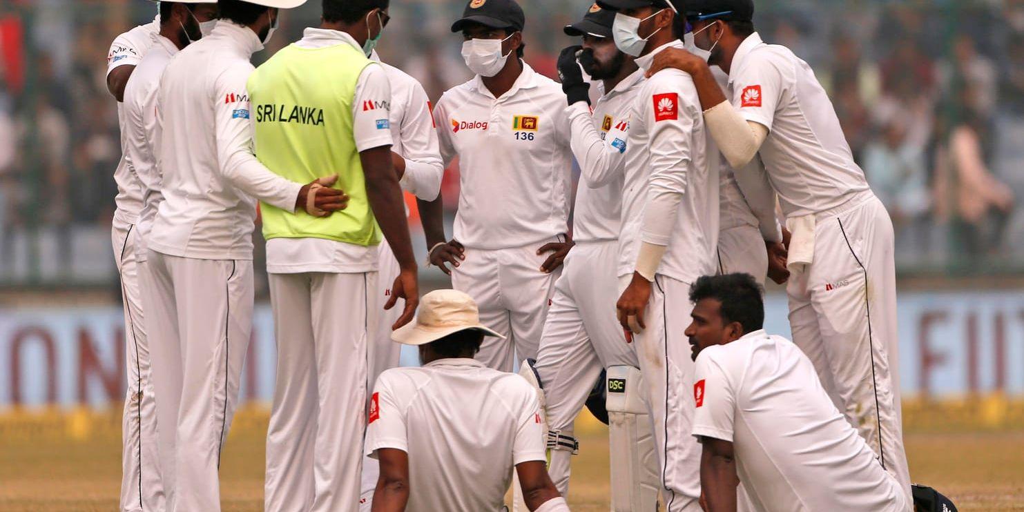Spelare ur Sri Lankas cricketlag spelar i ansiktsmasker på grund av den täta smogen.