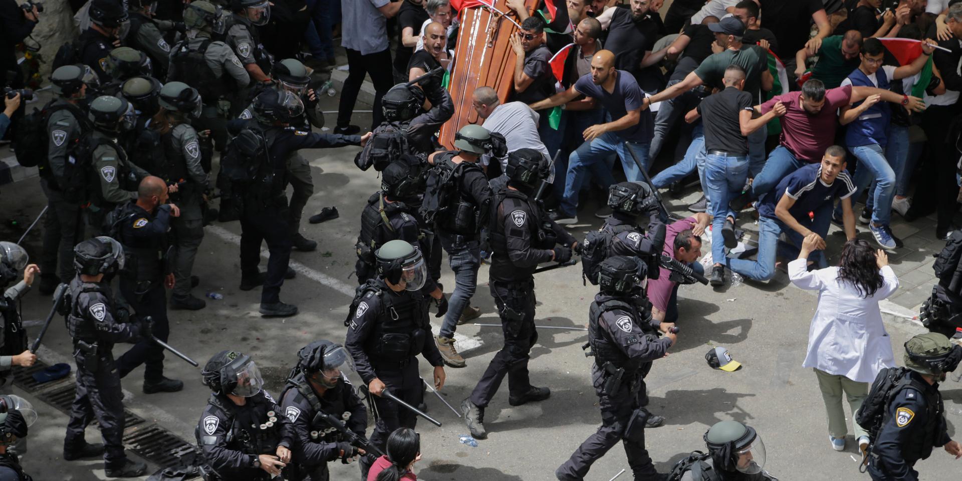 Bärarna tappade greppet om Shireen Abu Aklehs kista när israelisk polis gick in i folkmassan.