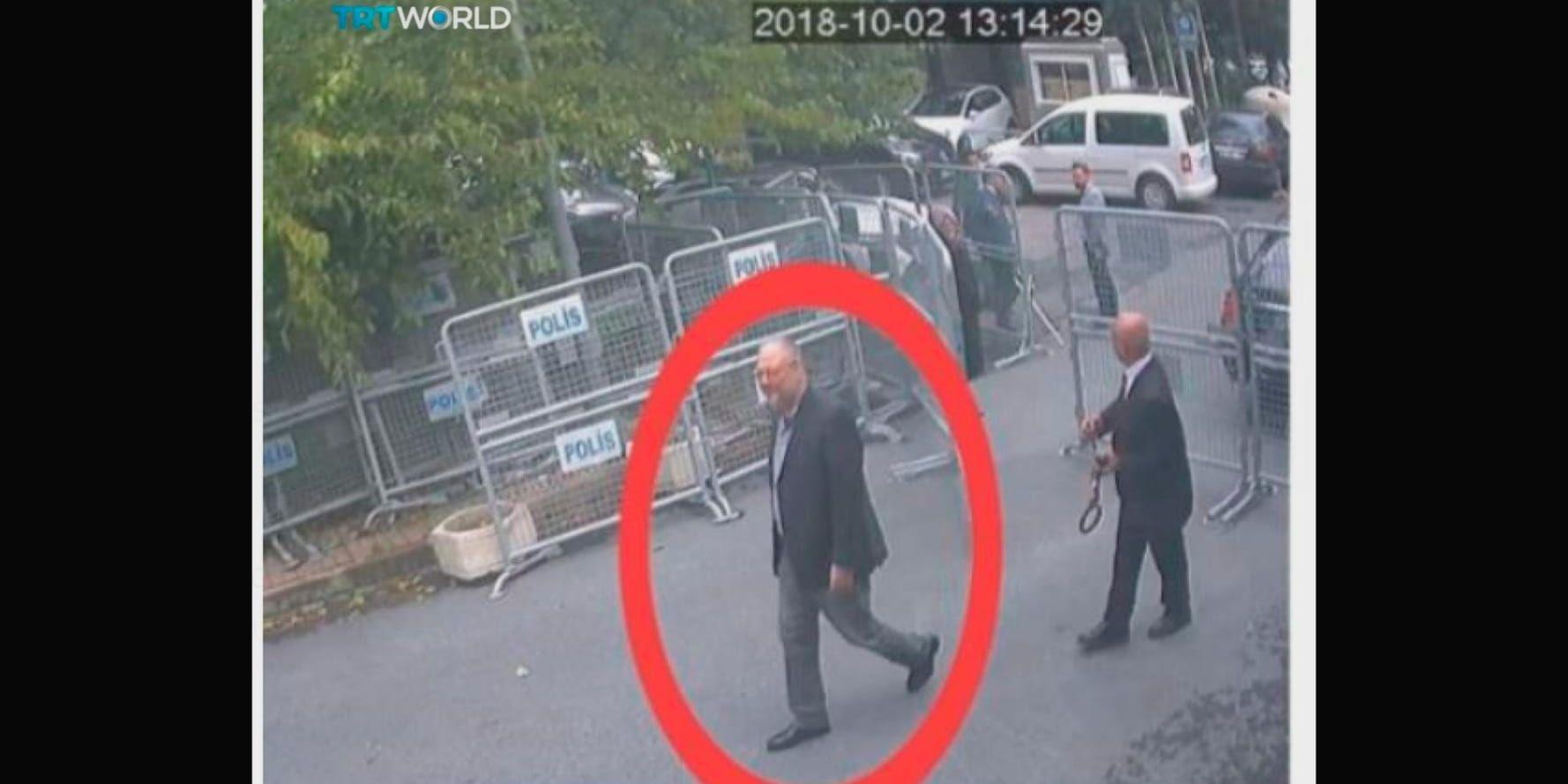 Bilder från en övervakningskamera som påstås visa hur Jamal Khashoggi går mot Saudiarabiens konsultat, där han senare försvann.