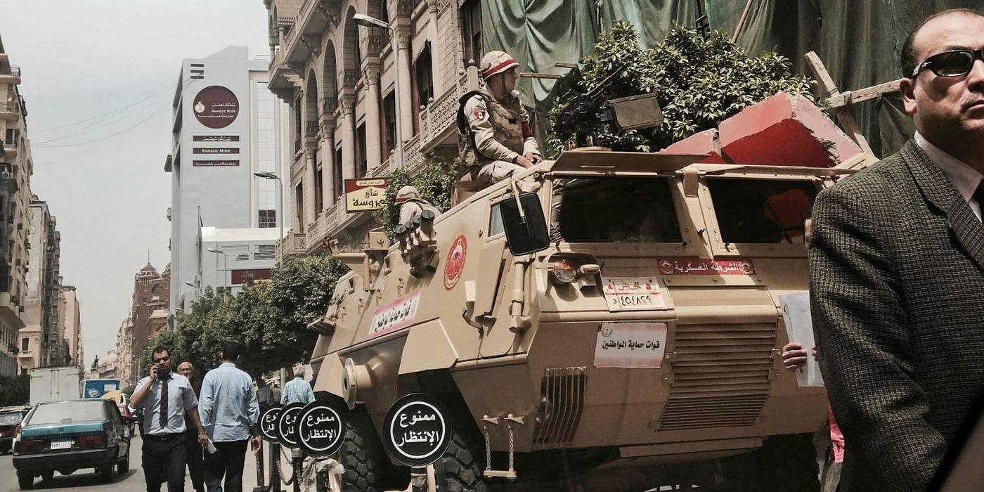 Terrorrörelsen IS bedriver ett väpnat uppror mot den egyptiska staten. På bilden syns soldater i ett militärfordon i huvudstaden Kairo. Arkivbild.