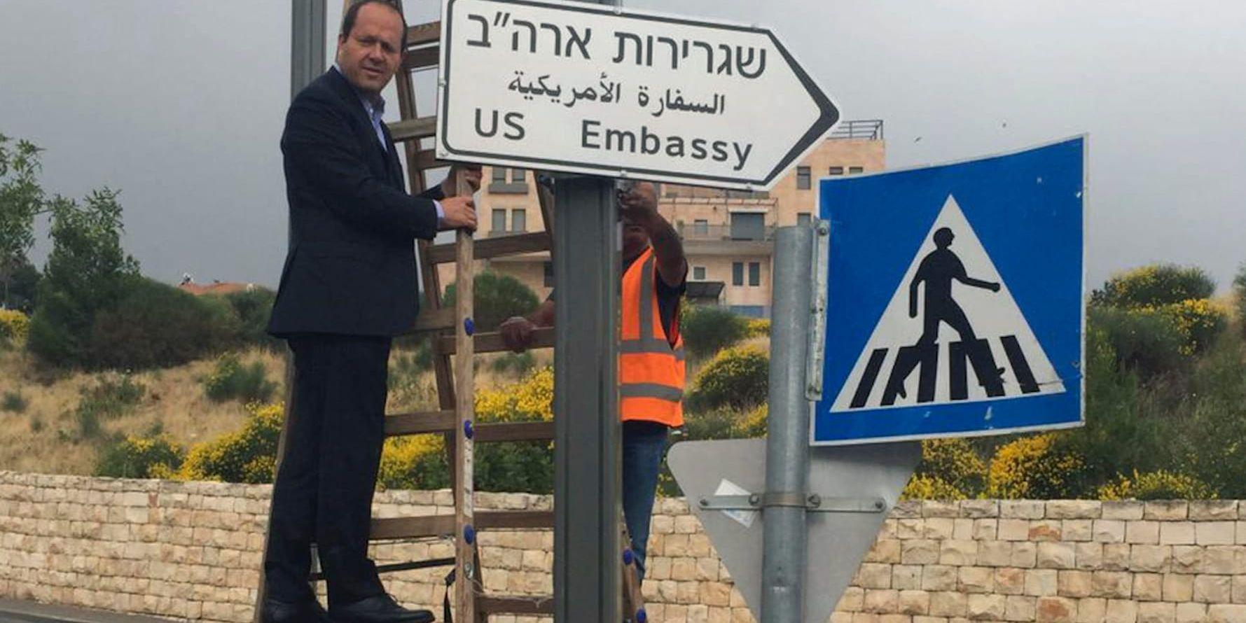 Jerusalems borgmästare Nir Barkat framför en ny skylt som visar vägen till USA:s blivande ambassad i staden.