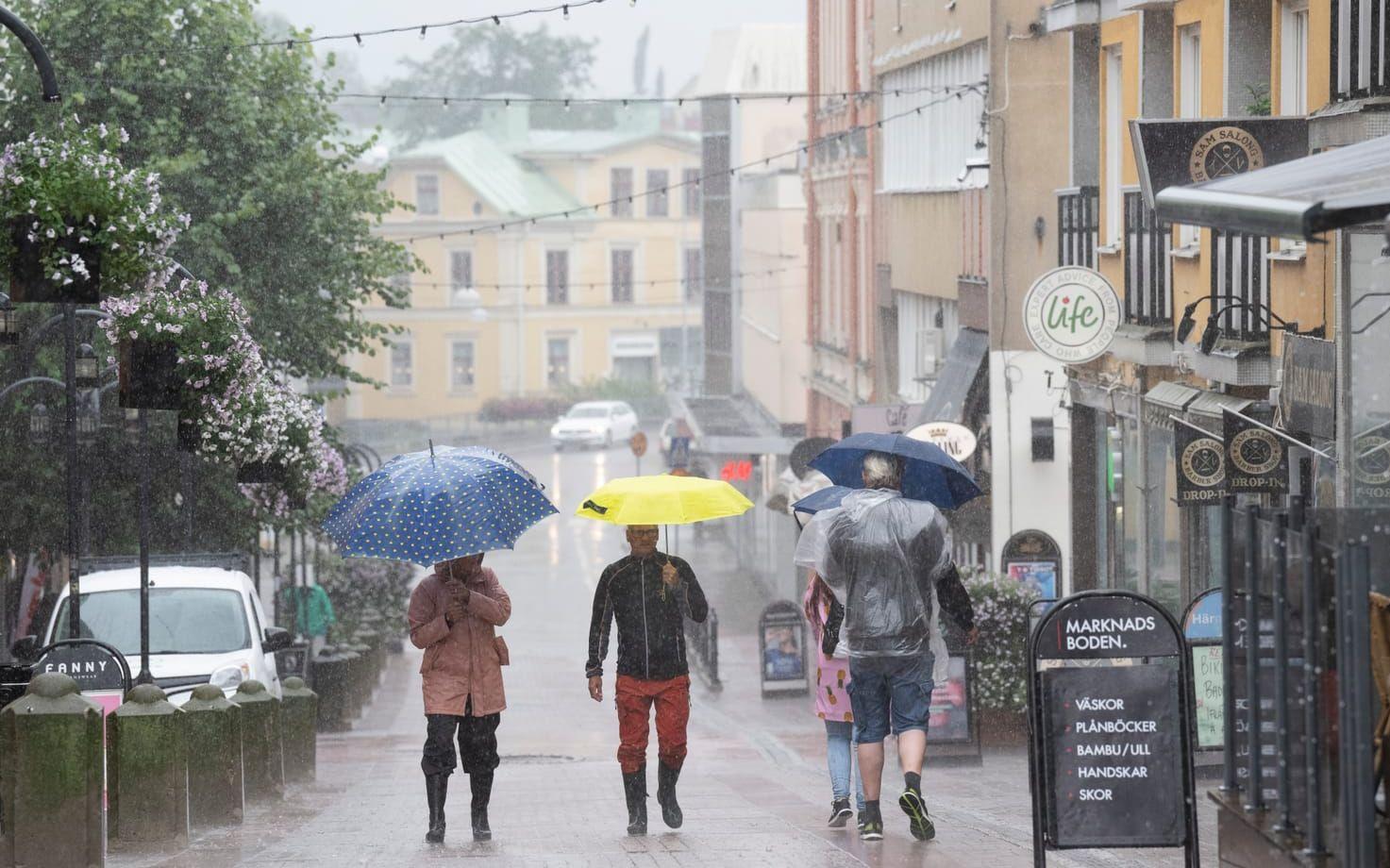 Turister i ett regnigt Härnösand. Arkivbild. 