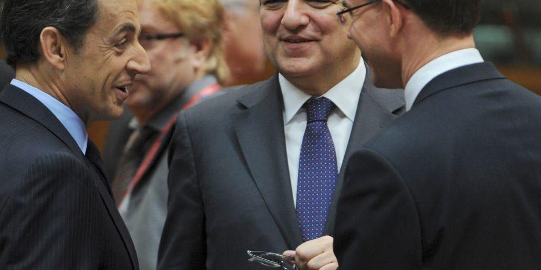 José Manuel Barroso (mitten) och Jyrki Katainen (höger) i samspråk med Frankrikes tidigare president Nicolas Sarkozy vid ett EU-toppmöte 2011. Arkivbild.