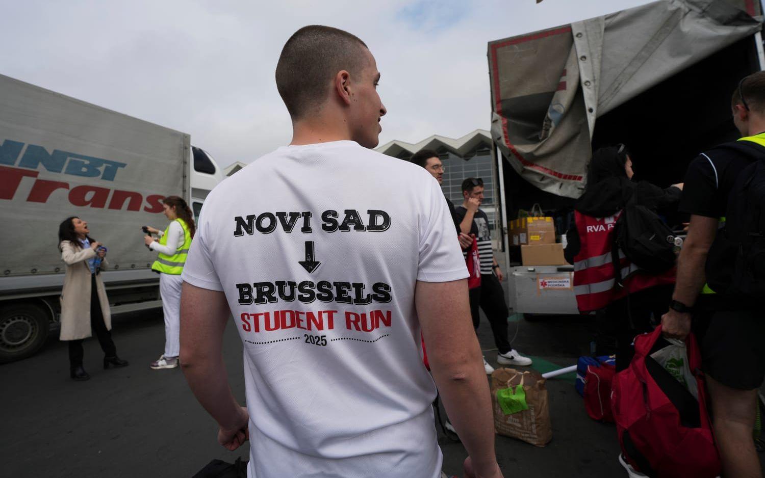 Serbiska studenter springer till Bryssel för att väcka uppmärksamhet för sina protester.