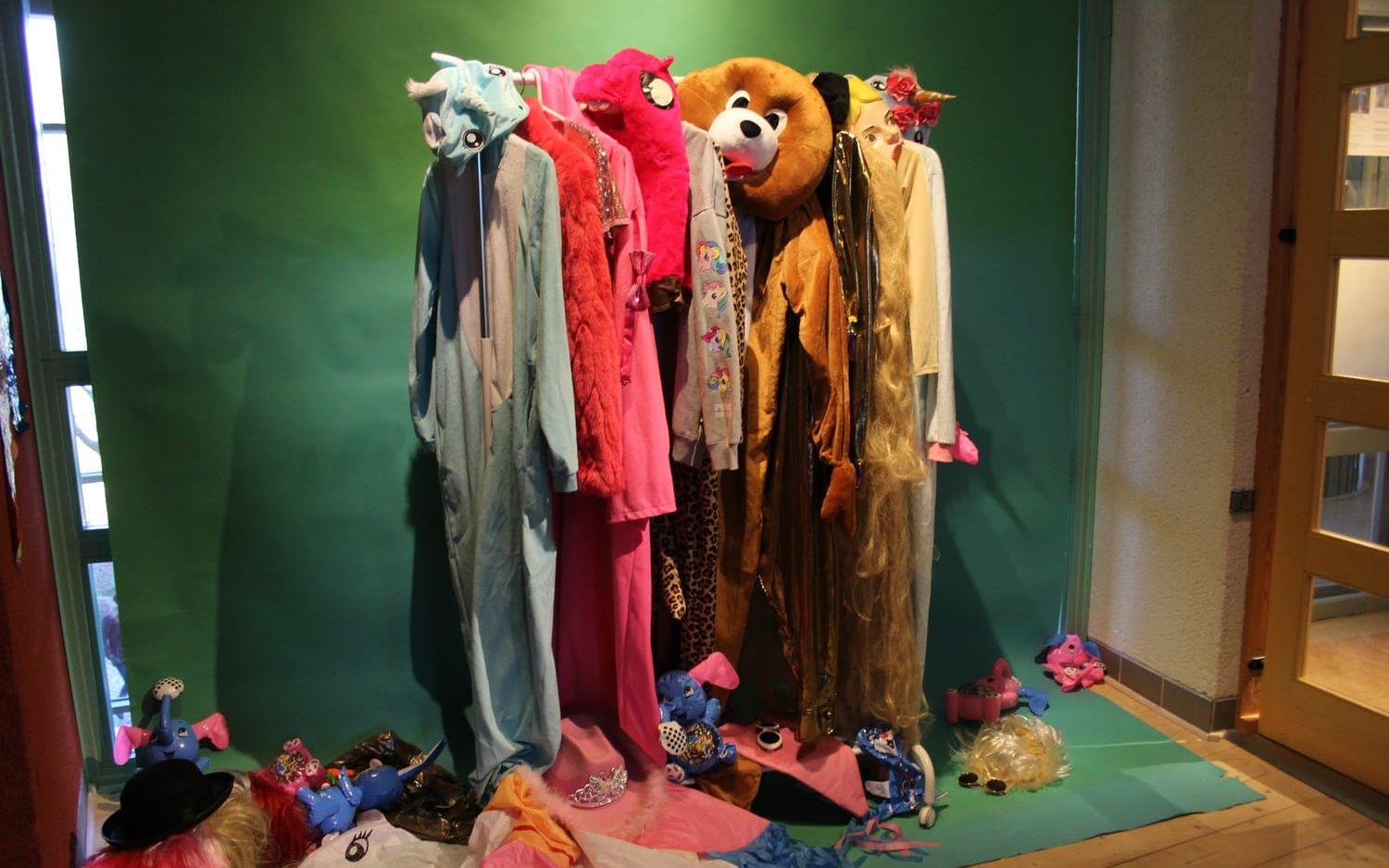 Kitschiga och glittriga kostymer är en del av rekvisitan i Combi Cats videokonst. Bild: Lisa Henricson
