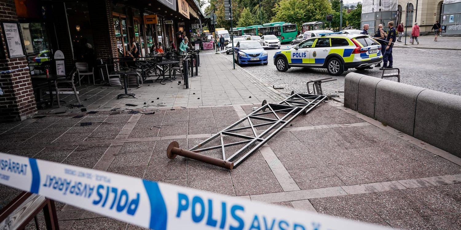 Polis på plats vid järnvägsstationen i Lund i samband med bråk mellan flera personer vid en uteservering på måndagen.