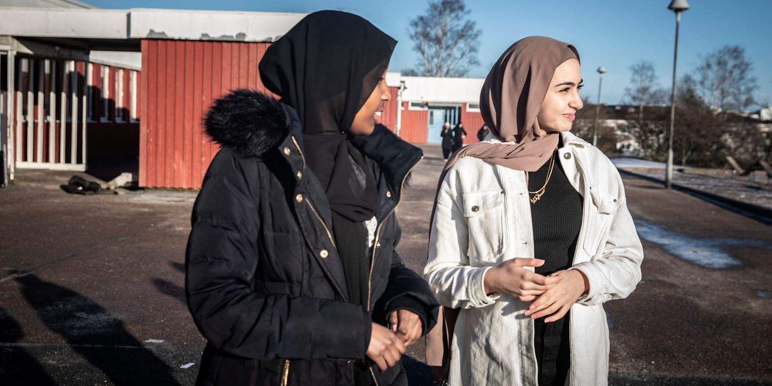 GP har tidigare träffat eleverna Hafsa Jama och Sidra El-khalili som då var lättade av att skolan skulle fortsätta ha öppet. 