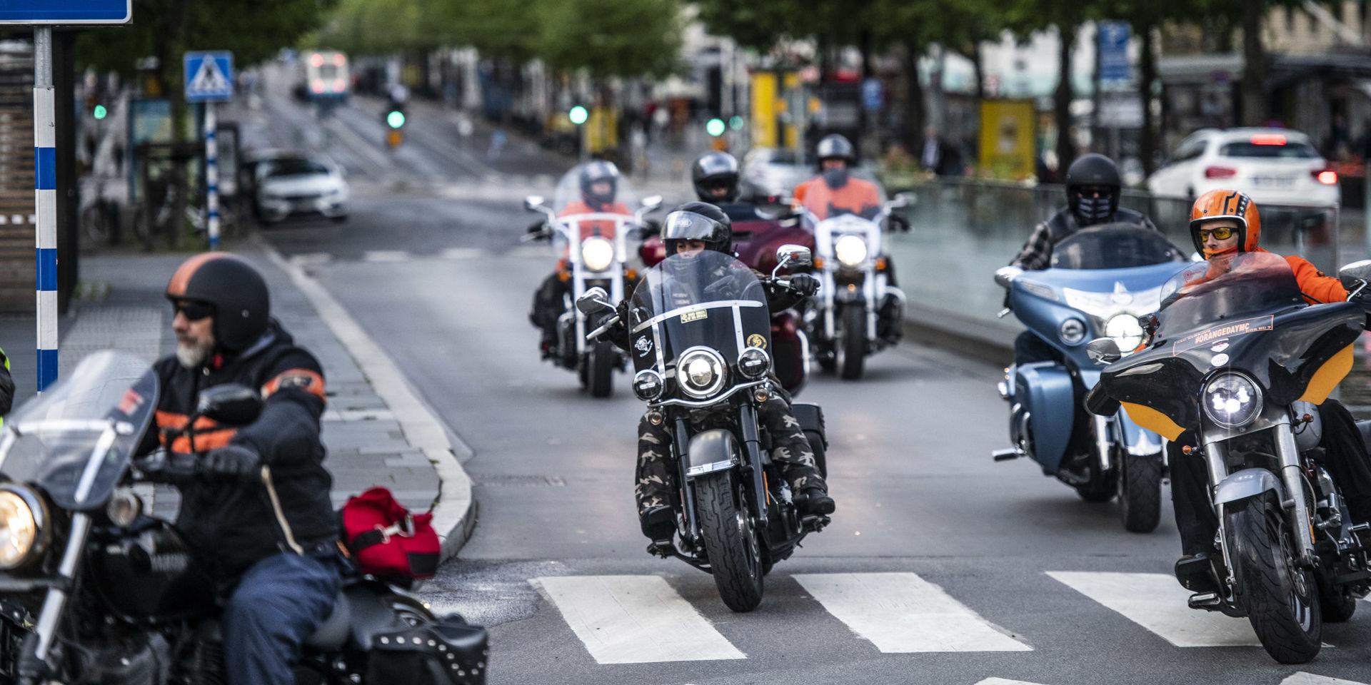 Gruppen av motorcykelförare kom in vid Avenyn i Göteborg strax innan klockan sex på kvällen. 