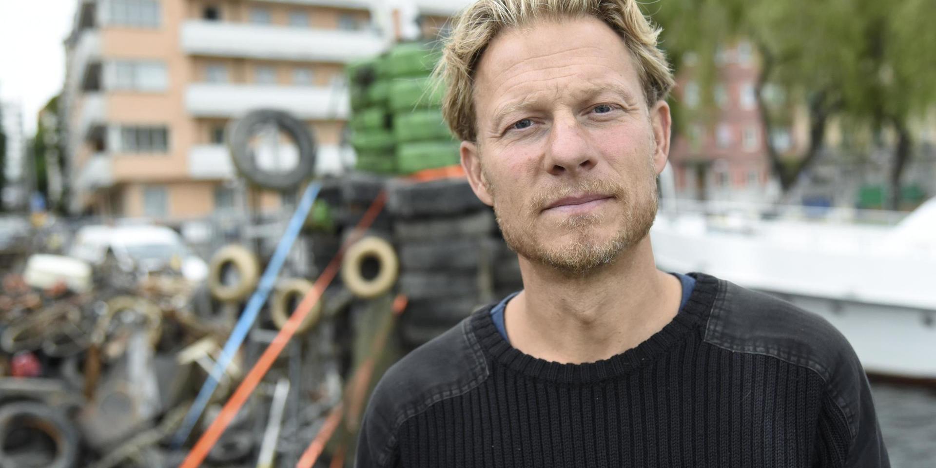 Fredrik Johansson, initiativtagare till projektet Rena Mälaren, som bygger en installation av Stockholms stadshus av sopor som man hittat i Riddarfjärden.