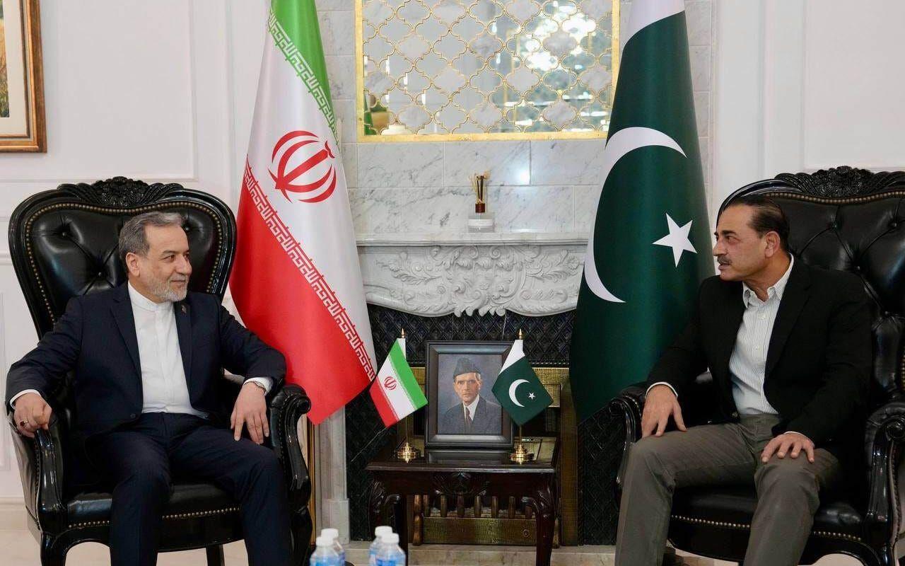 Bilden är från lördagen när Irans utrikesminister Abbas Araghchi höll möten i Islamabad, här med Pakistans arméchef Asim Munir. Bilden är tagen av Irans utrikesdepartement.