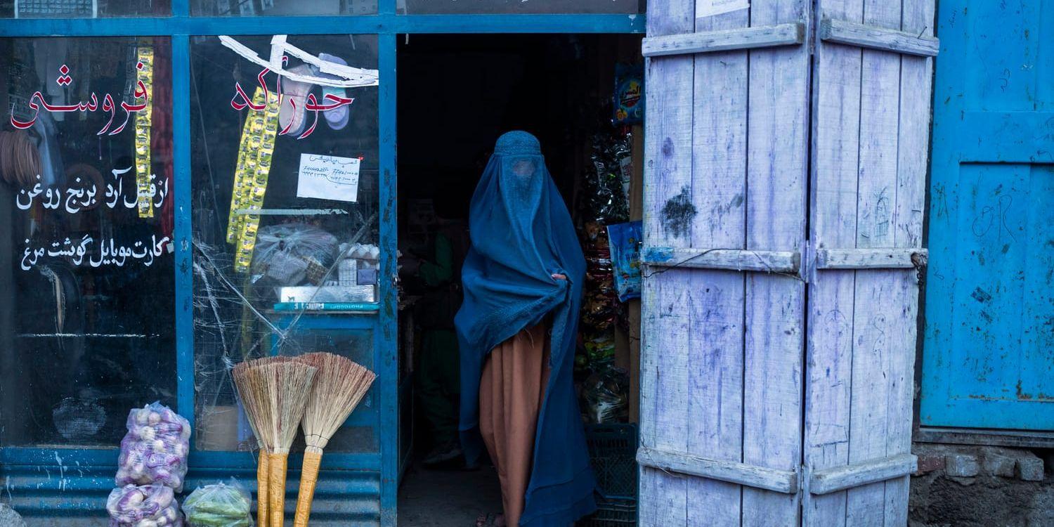 En kvinn aiklädd en burka i Afghanistans huvudstad Kabul. 