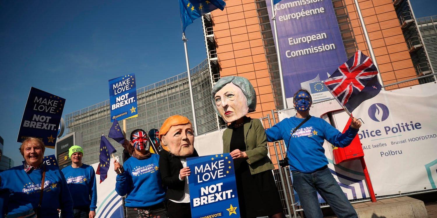 Angela Merkel och Theresa May möttes som dockor under en demonstration utanför EU-kommissionen i Bryssel i mars. Nu möts de också på riktigt i Berlin. Arkivfoto.