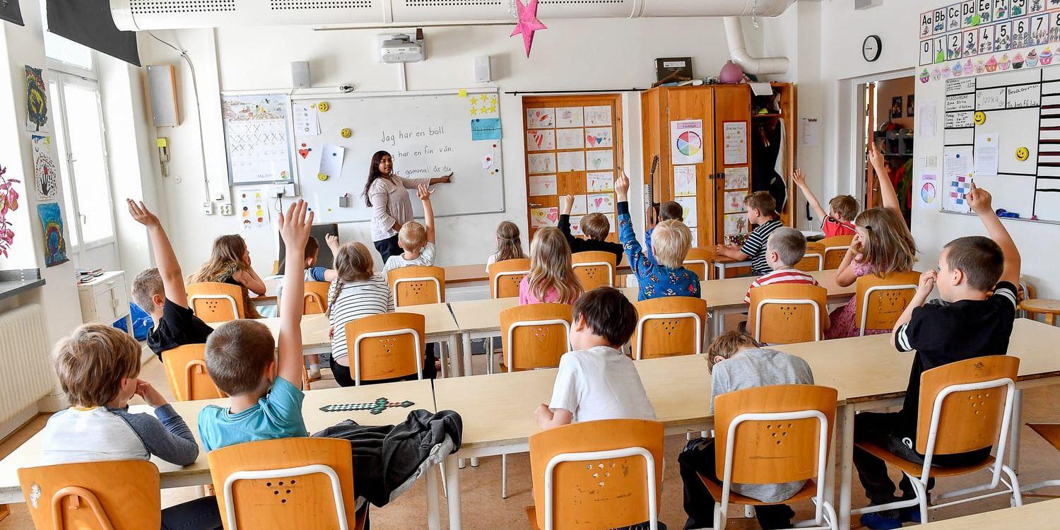 Lärarbristen är stor i landet, och de stora barngrupperna i förskoleklasserna får stark kritik.
