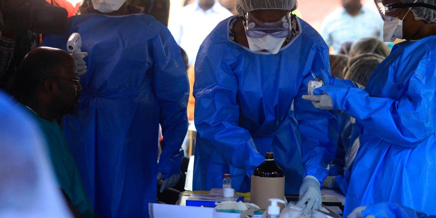 Personal från världshälsoorganisationen WHO förbereder ebolavaccinering i nordöstra Kongo-Kinshasa.