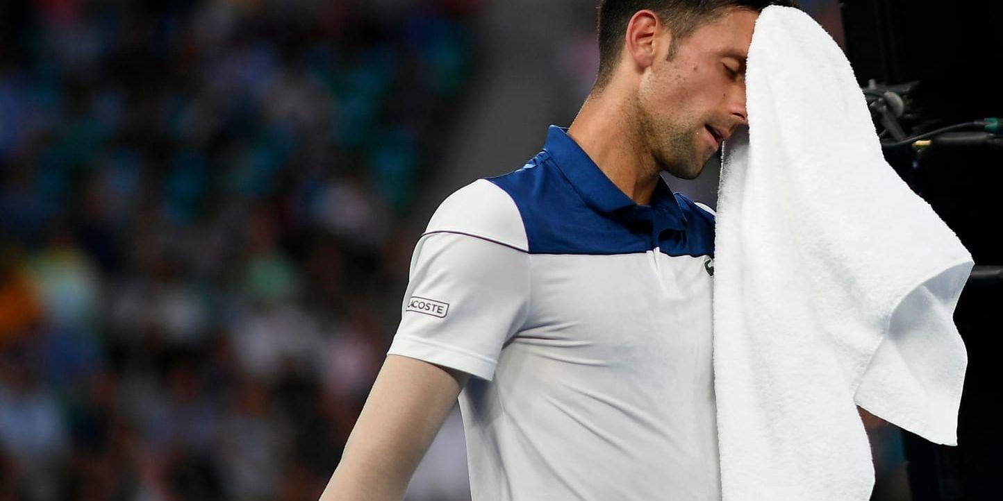 Serben Novak Djokovic har fallit till plats 13 på tennisens världsrankning efter skadeproblemen. Arkivbild.