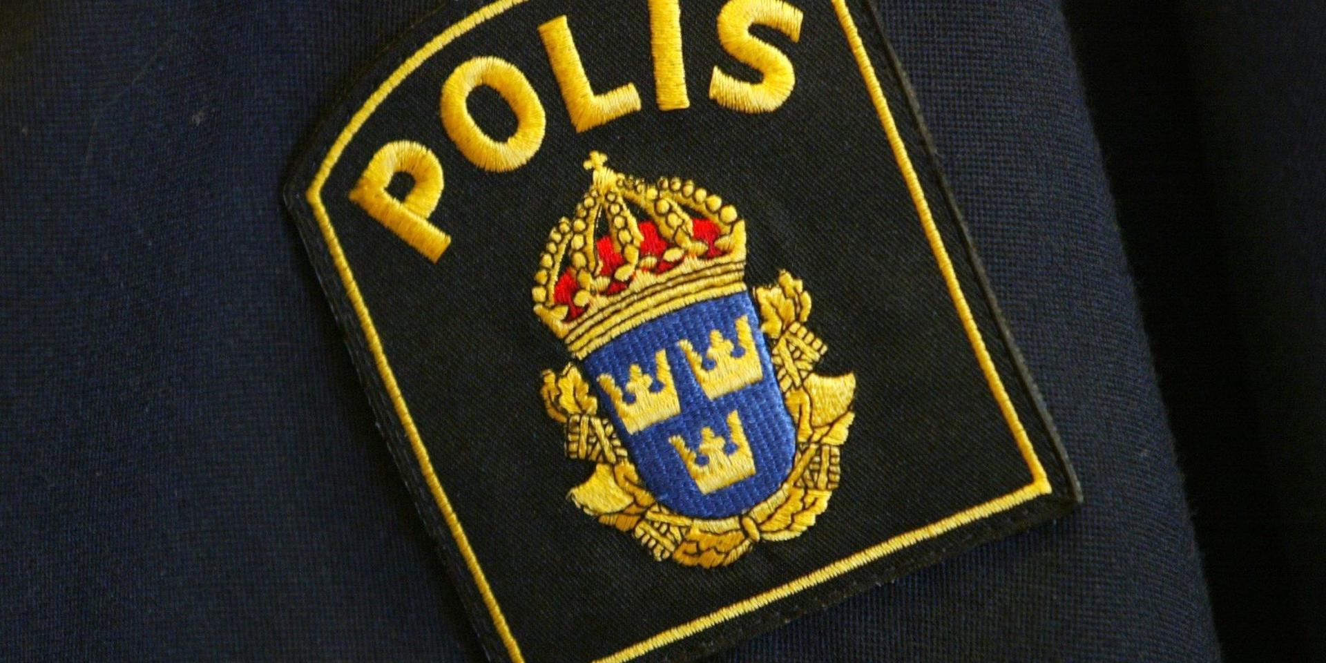 En man som hämtades till förhör av polisen blev senare anhållen som misstänkt för motorsågshotet på en bar i Kungsbacka. Arkivbild.