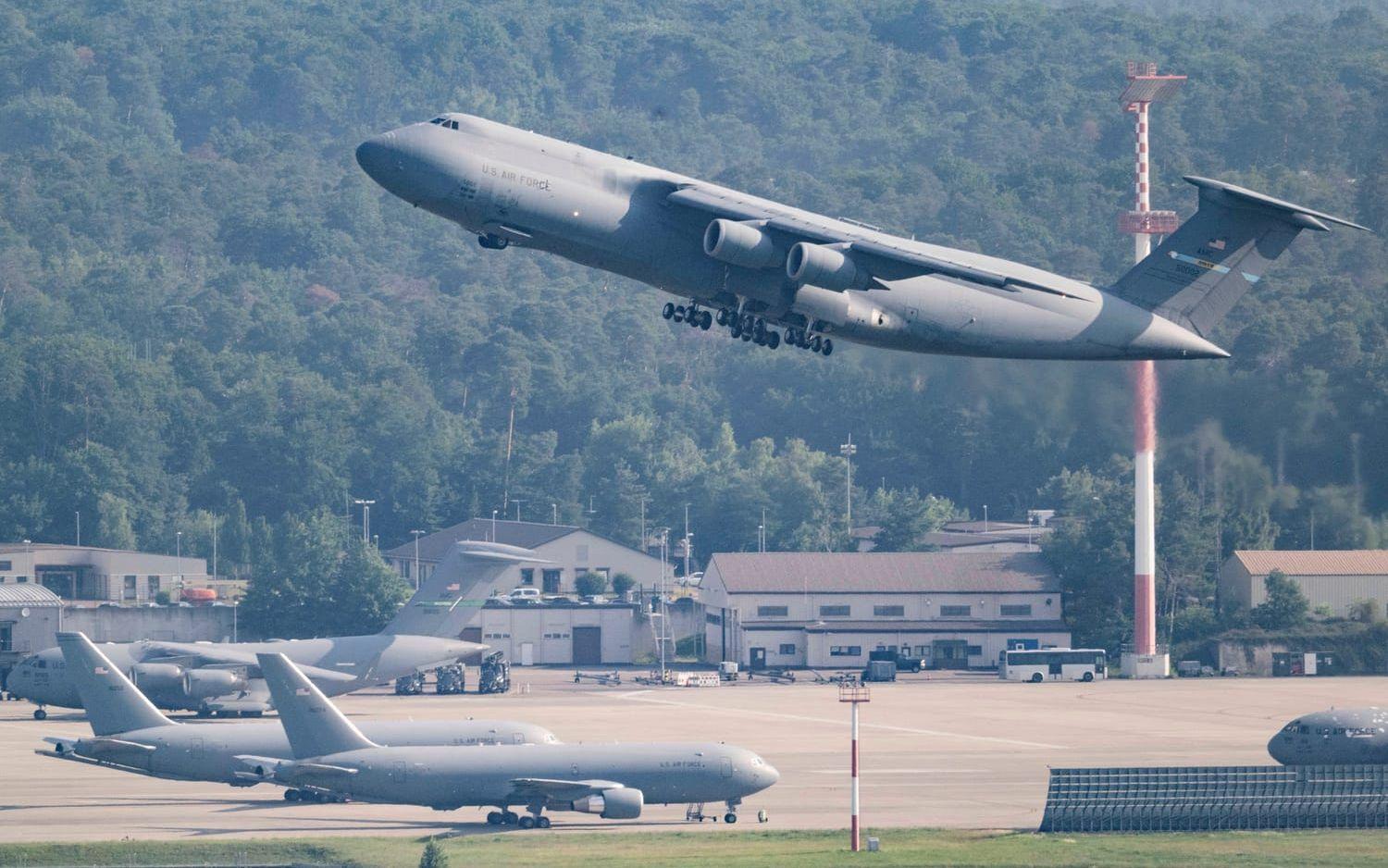 Ett amerikanskt stridsflyg lyfter från en amerikansk militärbas i Landstuhl i Tyskland. Bild från 2025.