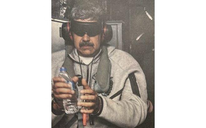 Venezuelas president Nicolás Maduro i fångenskap ombord ett amerikanskt fartyg, enligt USA:s president Donald Trump. Bild från Truth Social.