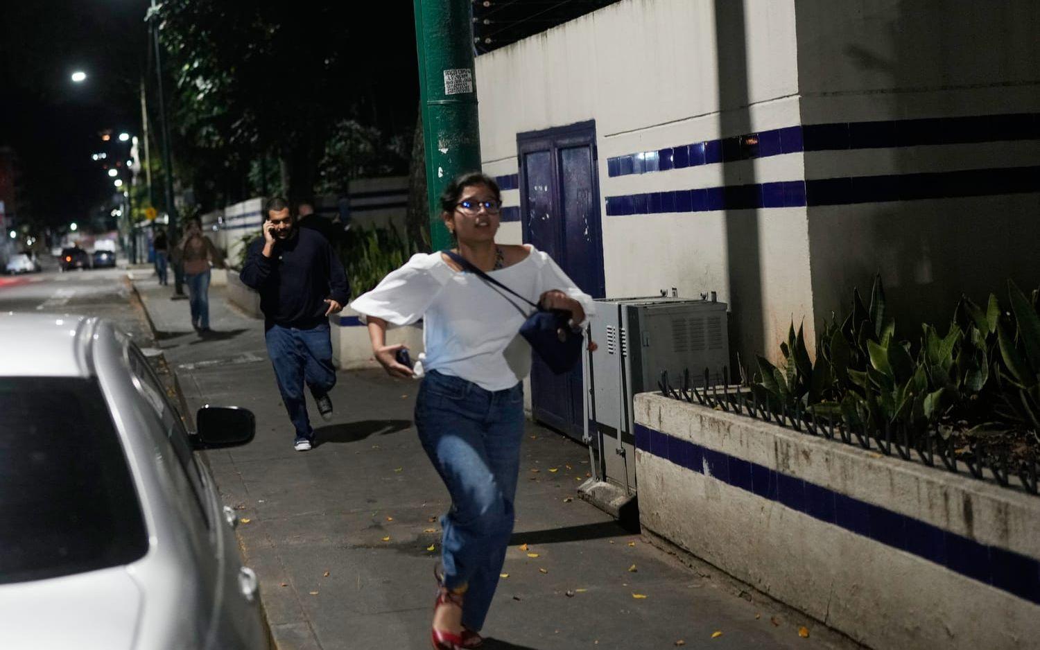 Människor flyr på gatorna i Caracas efter det att flera explosioner inträffat.