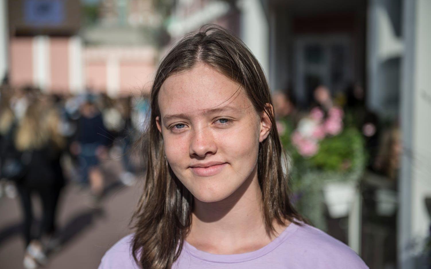 Nova Lindberg, 14 år, Malmö: "Deras spelningar är väldigt bra. De tar över scenen och ger allt till publiken. De har också en bra kontakt med sina fans." Foto: Olof Ohlsson.