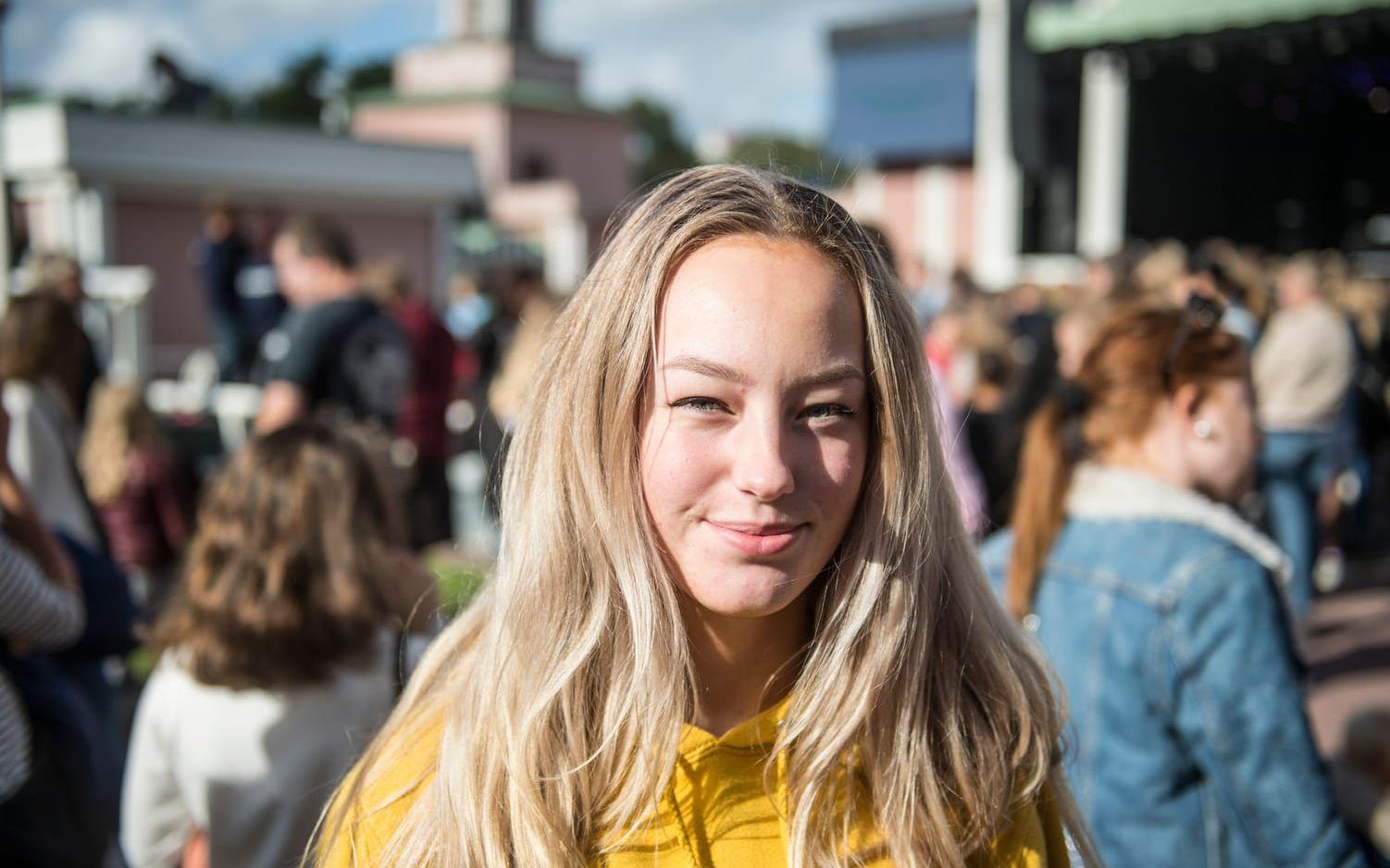 Maja Wiström, 17 år, Partille: "Jag gillar deras musik bara. Det är min musiksmak. Kärleksbrev är min favoritlåt, den texten är väldigt bra." Foto: Olof Ohlsson.