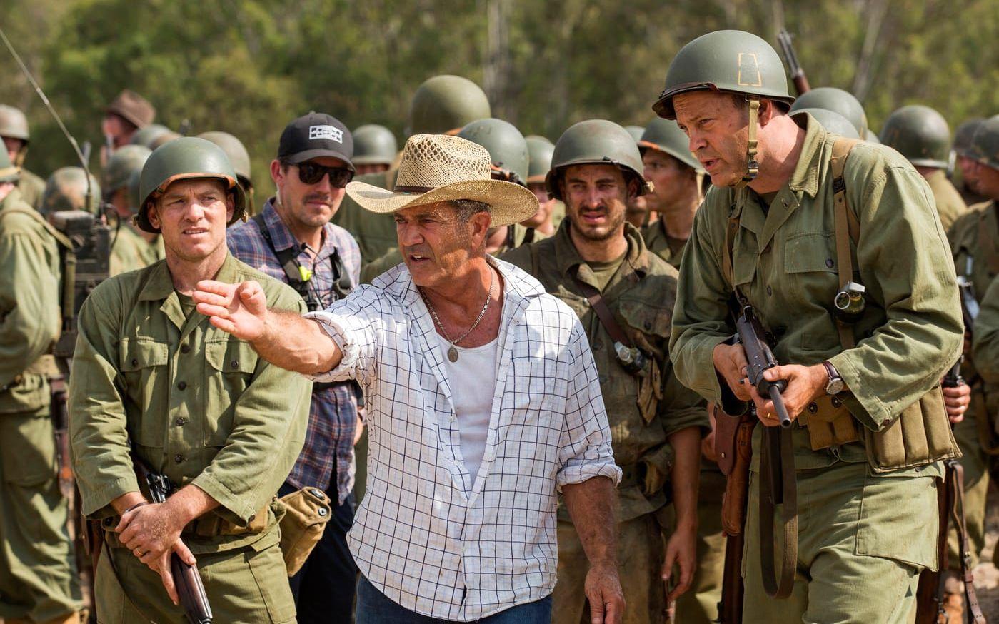Mel Gibson är nominerad till bästa regissör för filmen Hacksaw Ridge. Här på bild med skådespelaren Vince Vaughn. Bild: AP