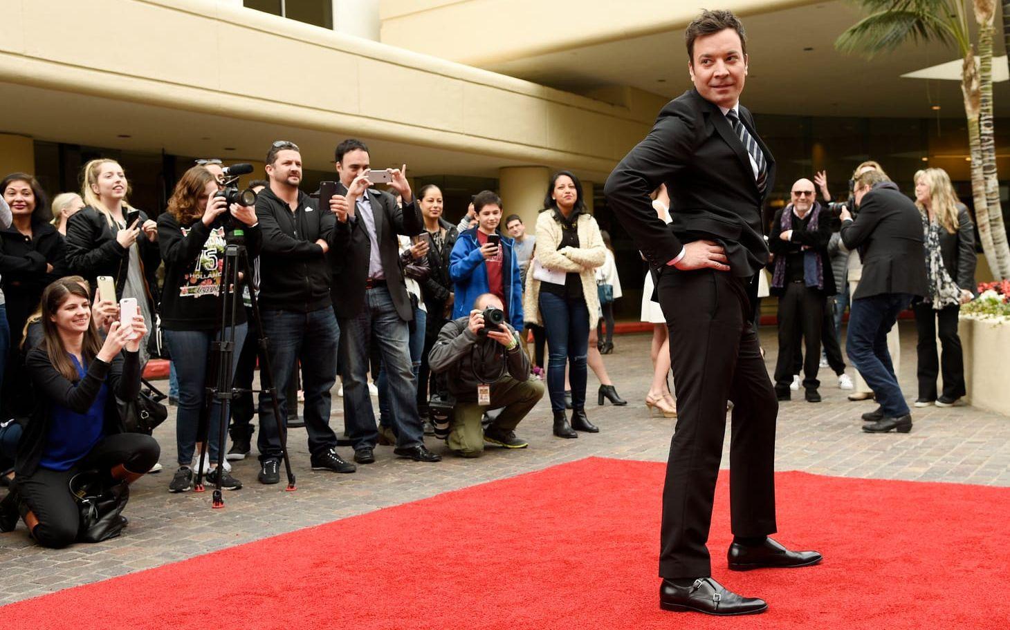 Jimmy Fallon, är programledare för den 74:e Golden Globe-galan, här poserar han efter att röda mattan rullats ut under Golden Globe Awards Preview Day på hotellet Beverly Hilton. Bild: Chris Pizzello/Invision/AP