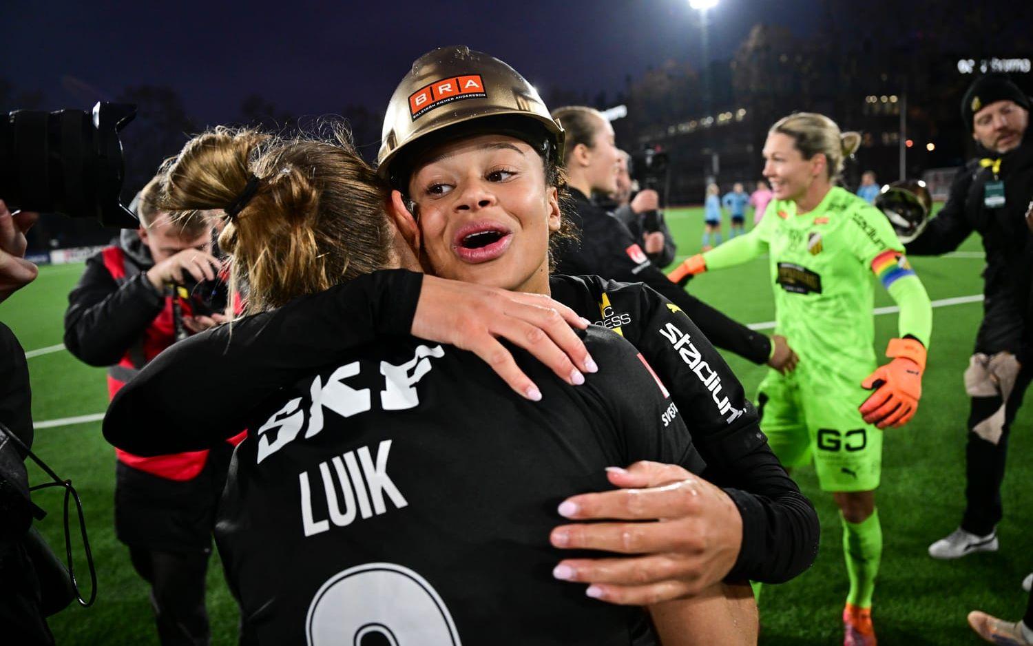 Felicia Schröder kramar om Aivi Luik när Häcken firar SM-guldet efter lördagens fotbollsmatch i damallsvenskan mellan Djurgården och BK Häcken FF som slutade 0-2 på Kristinebergs IP.
