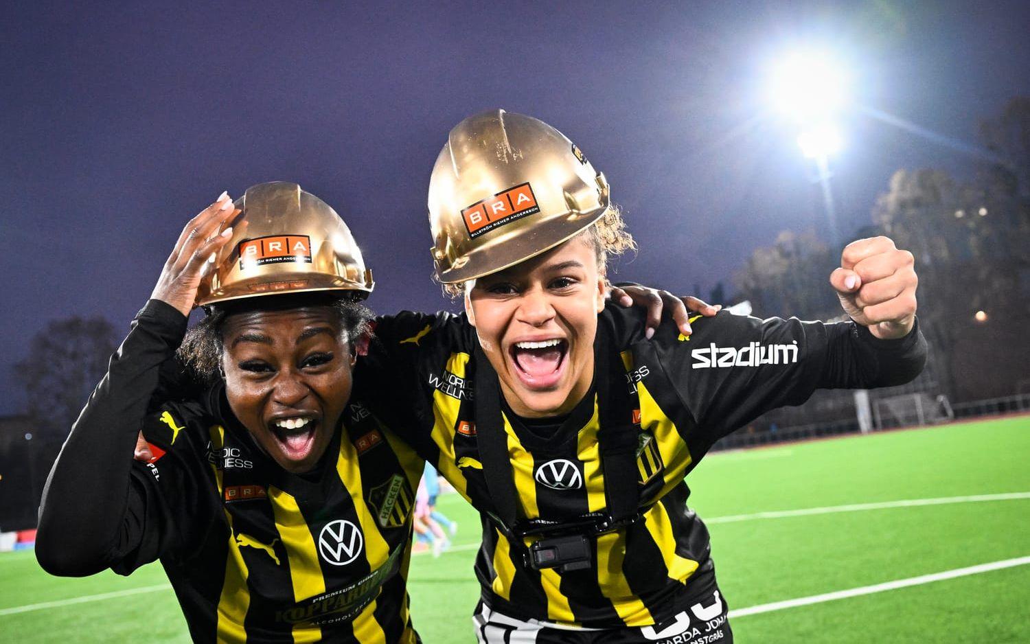Häckens Monica Jusu Bah och Felicia Schröder firar SM-guldet efter lördagens fotbollsmatch i damallsvenskan mellan Djurgården och BK Häcken FF som slutade 0-2 på Kristinebergs IP.