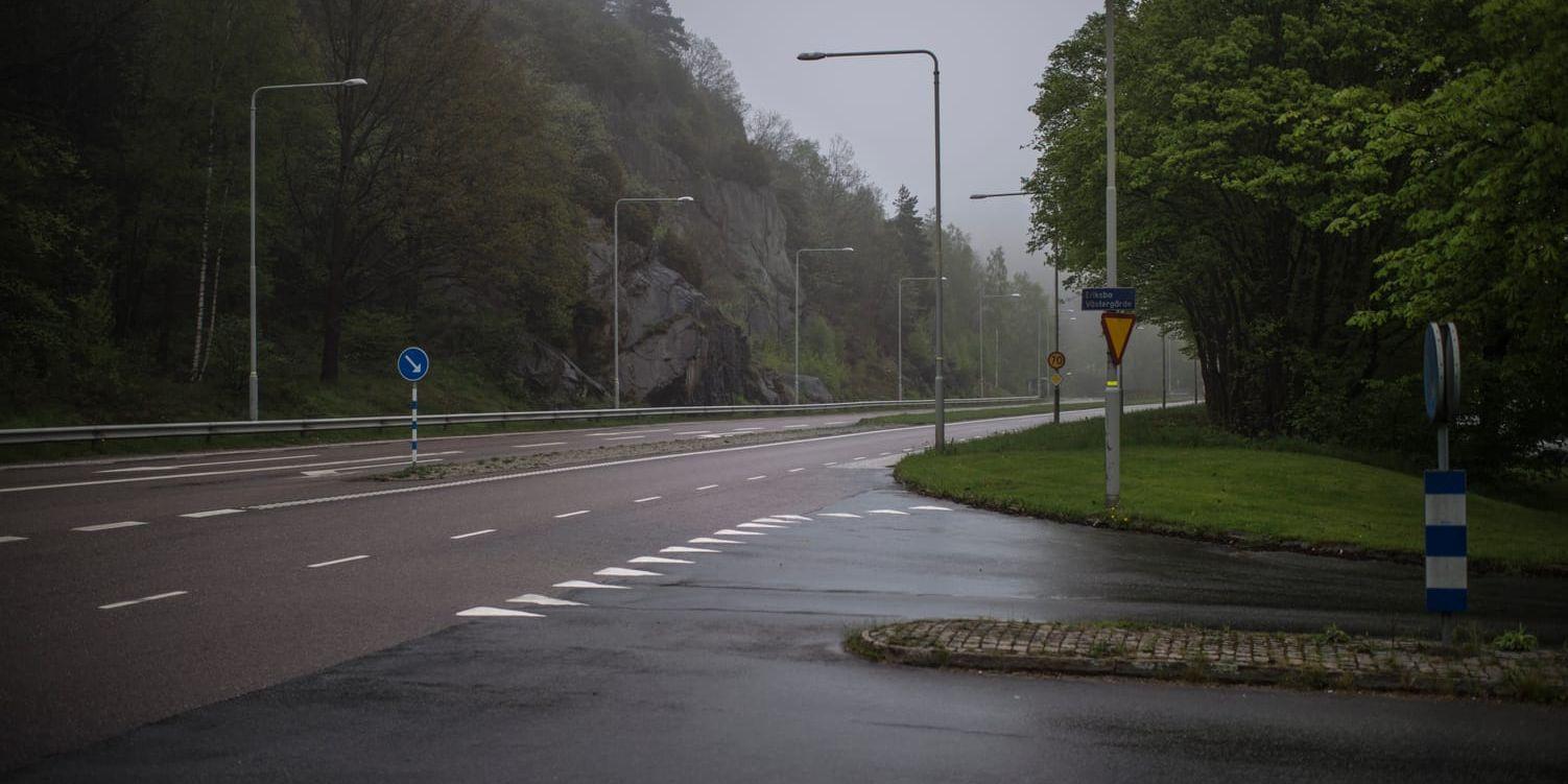 Gråbovägen. Yussuf Hassan hade just kört ut från Eriksbo Västergärde. Då kom Mercedesen i 105 kilometer i timmen. Yussufs bil kastades 45 meter bort och han avled. Bild: Anders Ylander 