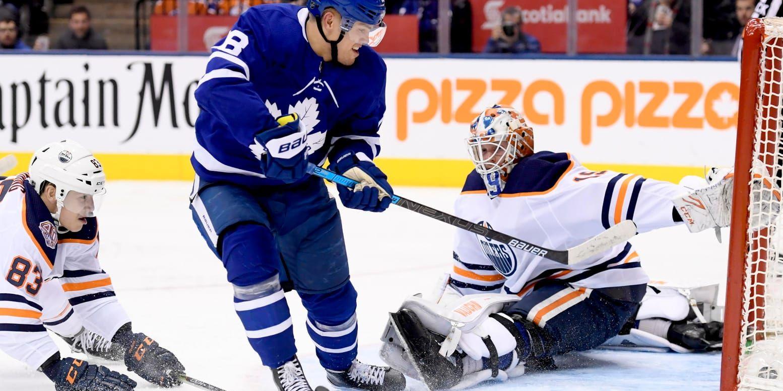 Torontos Andreas Johnsson gör mål på Edmontonmålvakten Mikko Koskinen i NHL-ishockeyn.
