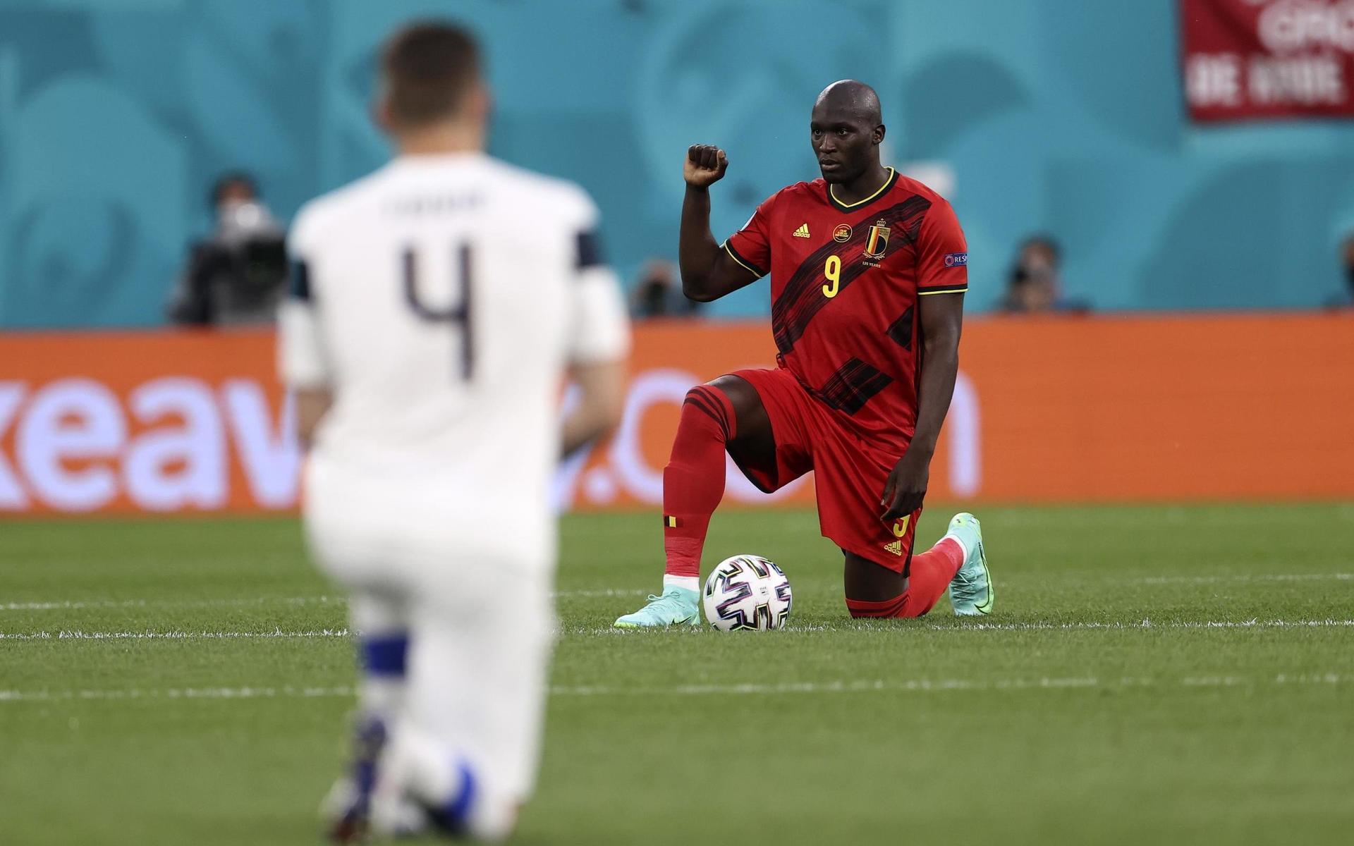Belgiens Romelu Lukaku böjer knä före matchen i gruppsoel B där landet mötte Finland 21 juni. 
