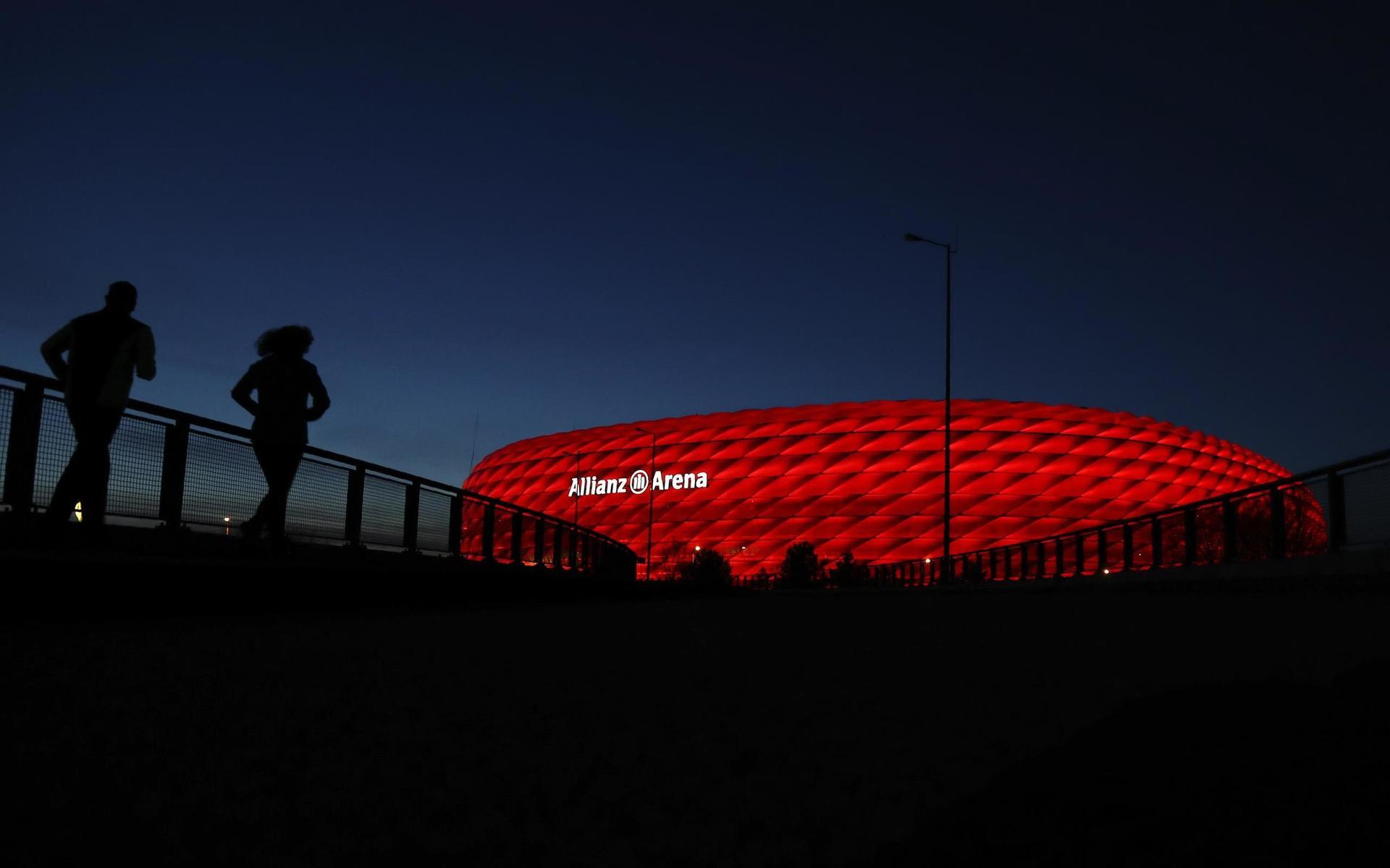 Allianz arena i München lyser rött på en arkivbild från mars 2020. Men när arenan ville visa regnbågsfärgerna inför kvällens match mellan Ungern och Tyskland satte Uefa stopp.