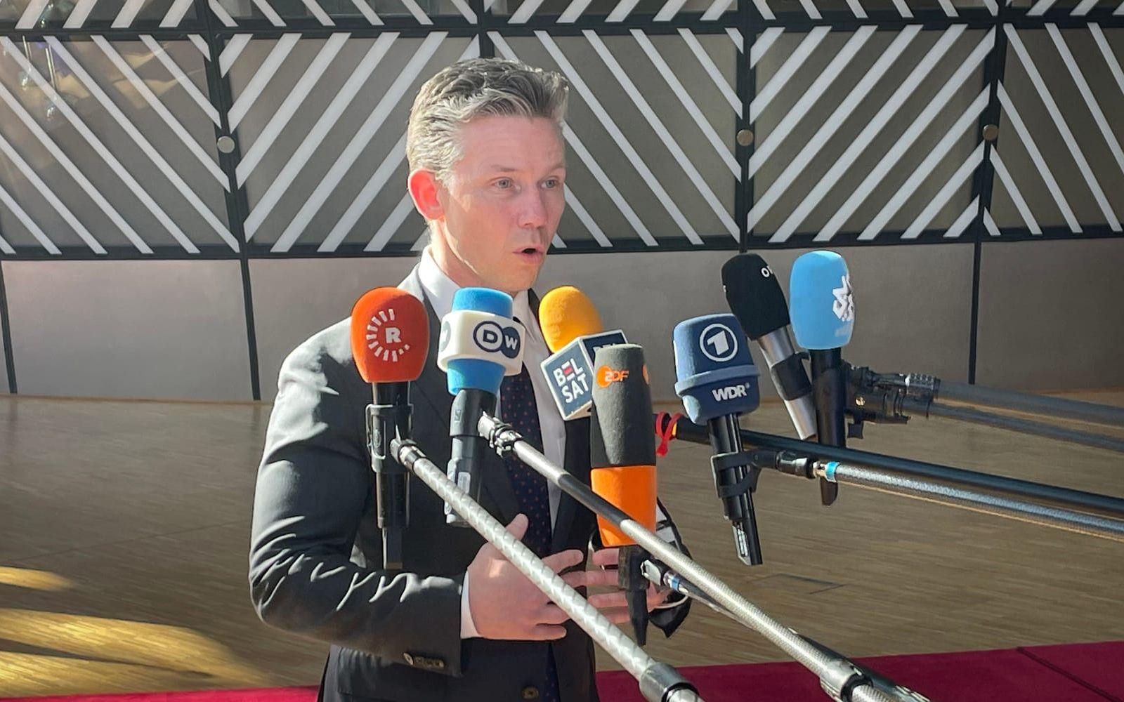 Försvarsminister Pål Jonson på väg in till ett EU-möte i Bryssel i tisdags.