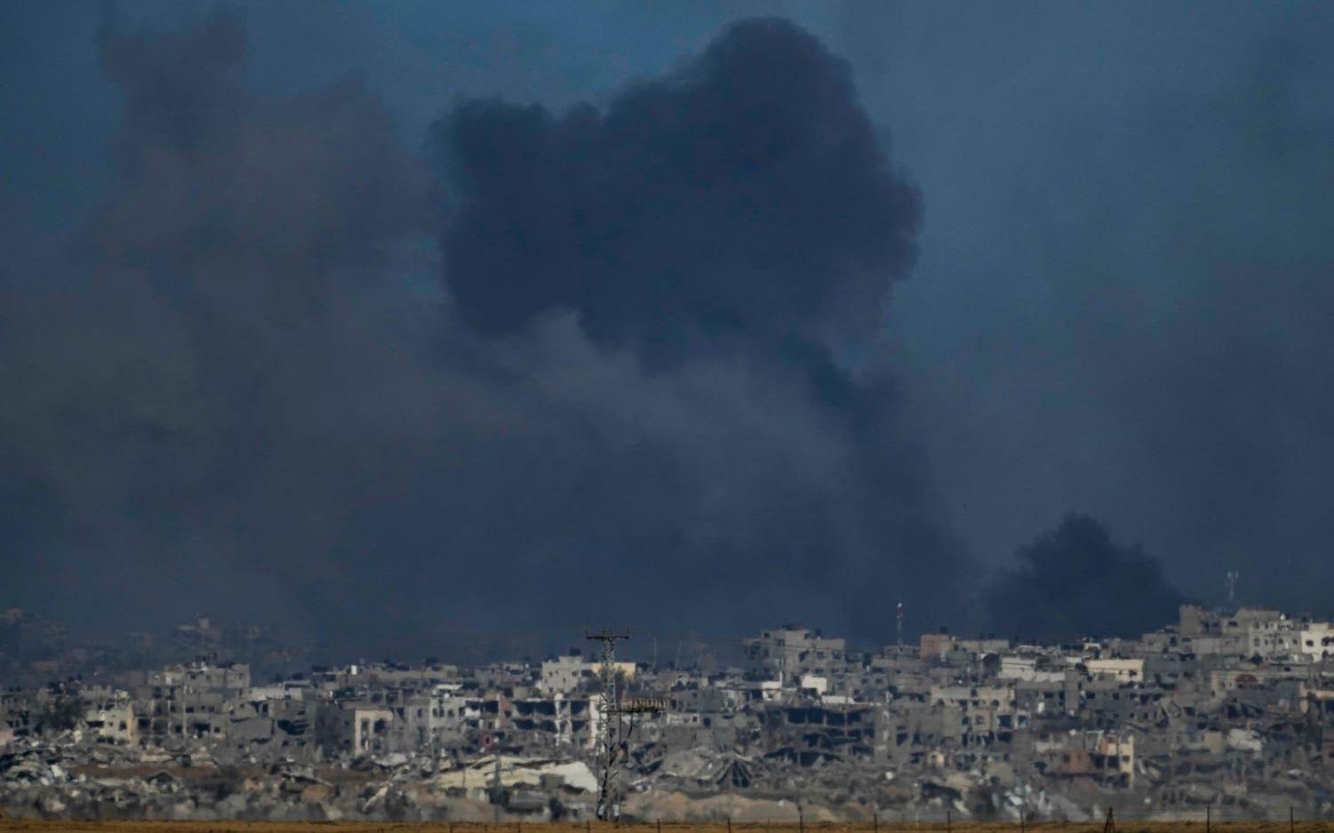 Rök efter israeliskt flygangrepp i södra Gazaremsan.