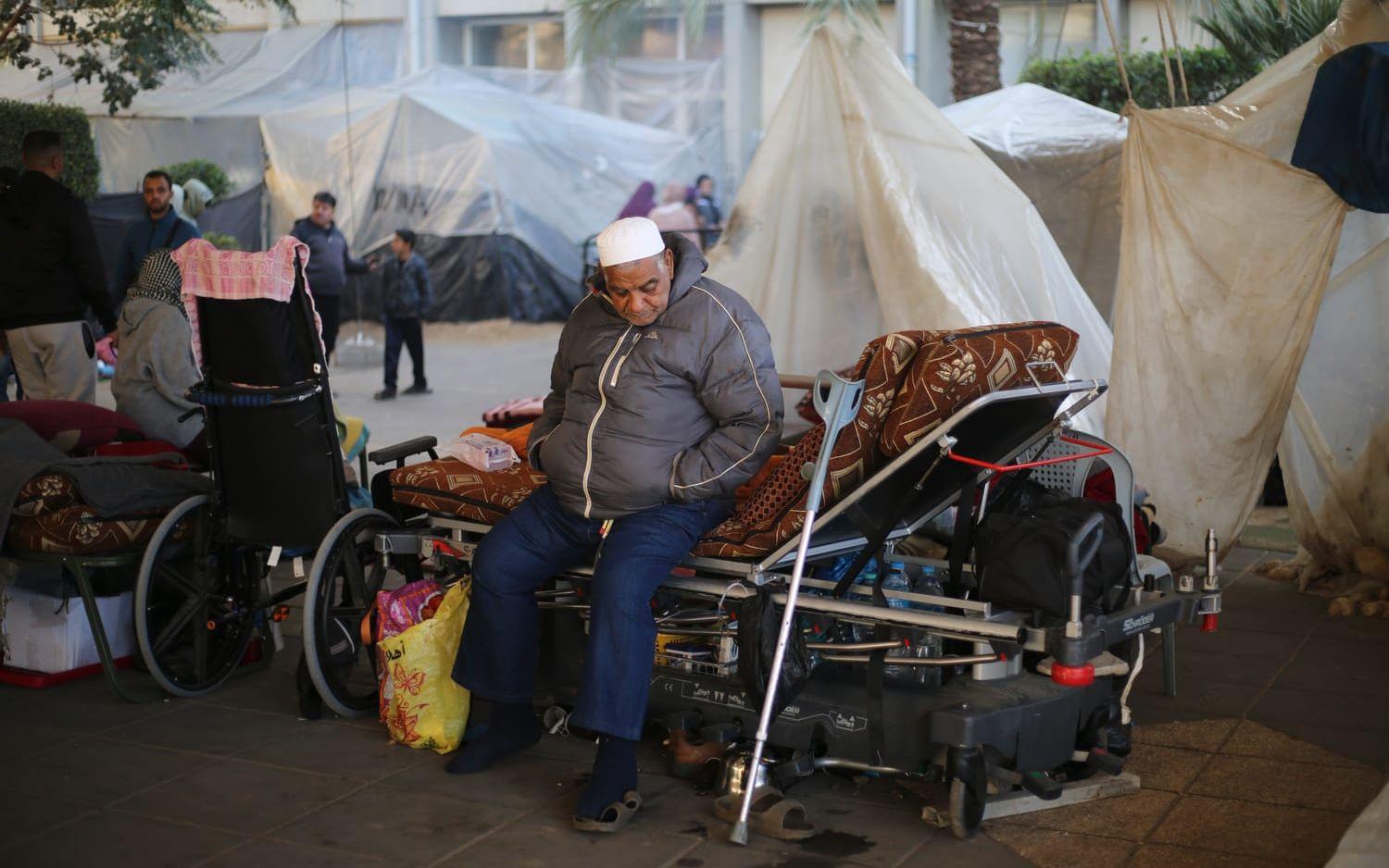En palestinsk man som sökt skydd utanför ett sjukhus i staden Khan Yunis.