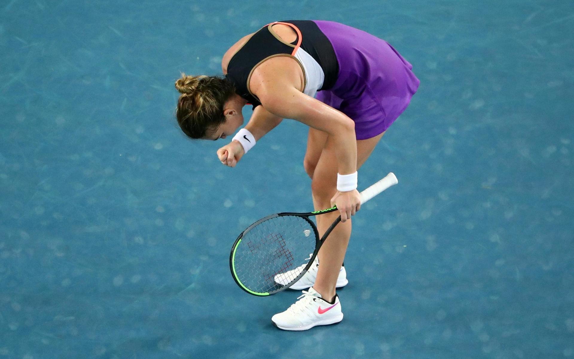 Simona Halep firar sin seger i den andra omgången av Australian Open, eller letar hon efter skalbaggar?