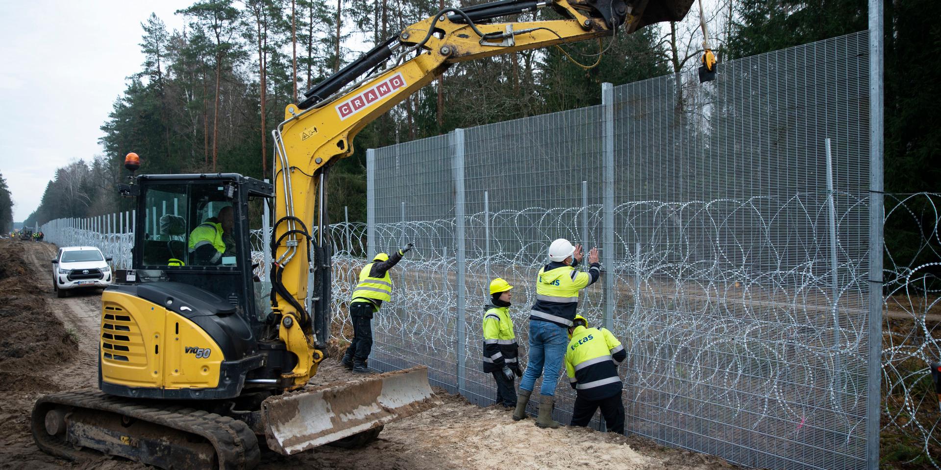 Litauen förstärker gränsen mot Belarus. Ett fyra meter högt stängsel med taggtråd började uppföras hösten 2021 längs den drygt 500 kilometer långa gränsen.
