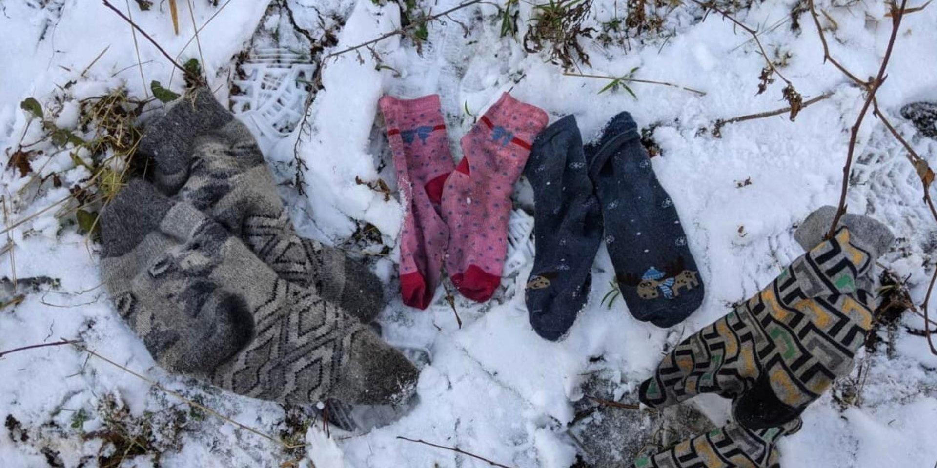 En familj har lämnat strumpor efter sig efter att ha förts bort ur skogen i gränsområdet av litauisk gränspolis. Bild från december.