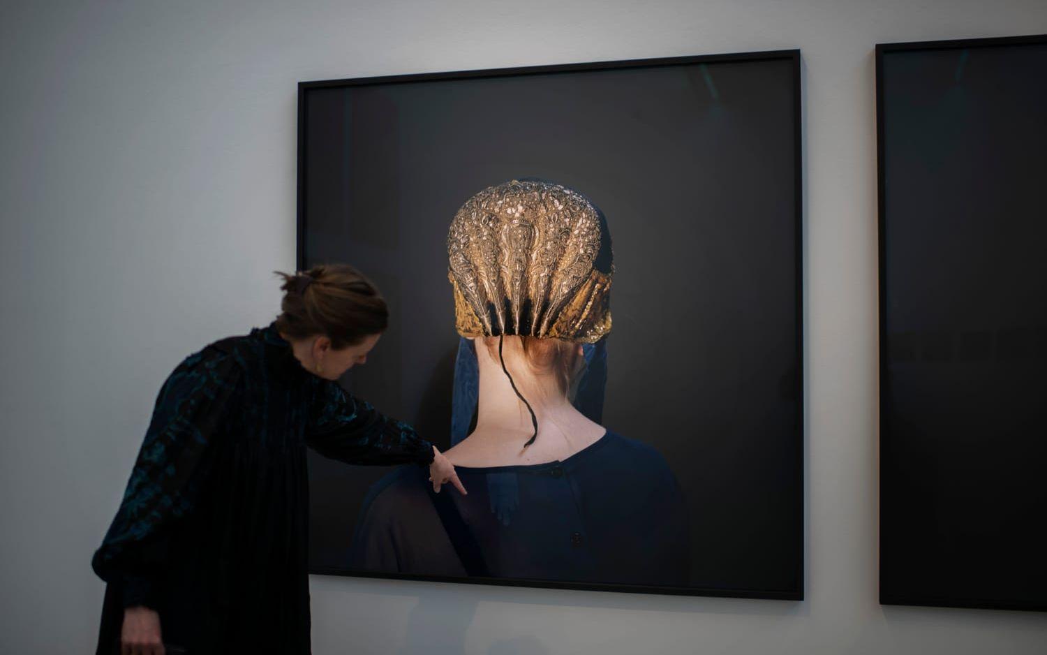 Länge har Trine Søndergaard intresserat sig för historiska textilier, och inkluderat dem i sin konst. Här visar hon ett av flera fotografier där unga tjejer i modekläder från 2000-talet porträtterats i broderade guldhättor som täcker håret. 