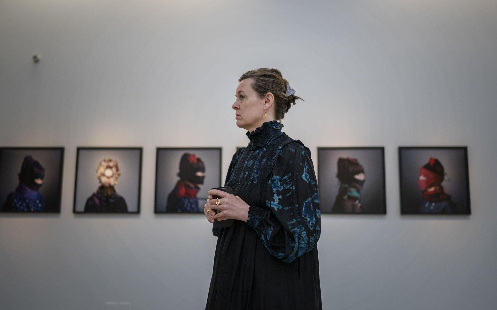 Trine Søndergaard framför serien &quot;Strut&quot; som skapat reaktioner hemma i Danmark. Unga kvinnor har där täckt sina ansikten med folkdräkter från Fanø – nordiska textilier som för tankarna till hijabs och niqabs. Nu visas bilderna på Göteborgs Konstmuseum. 