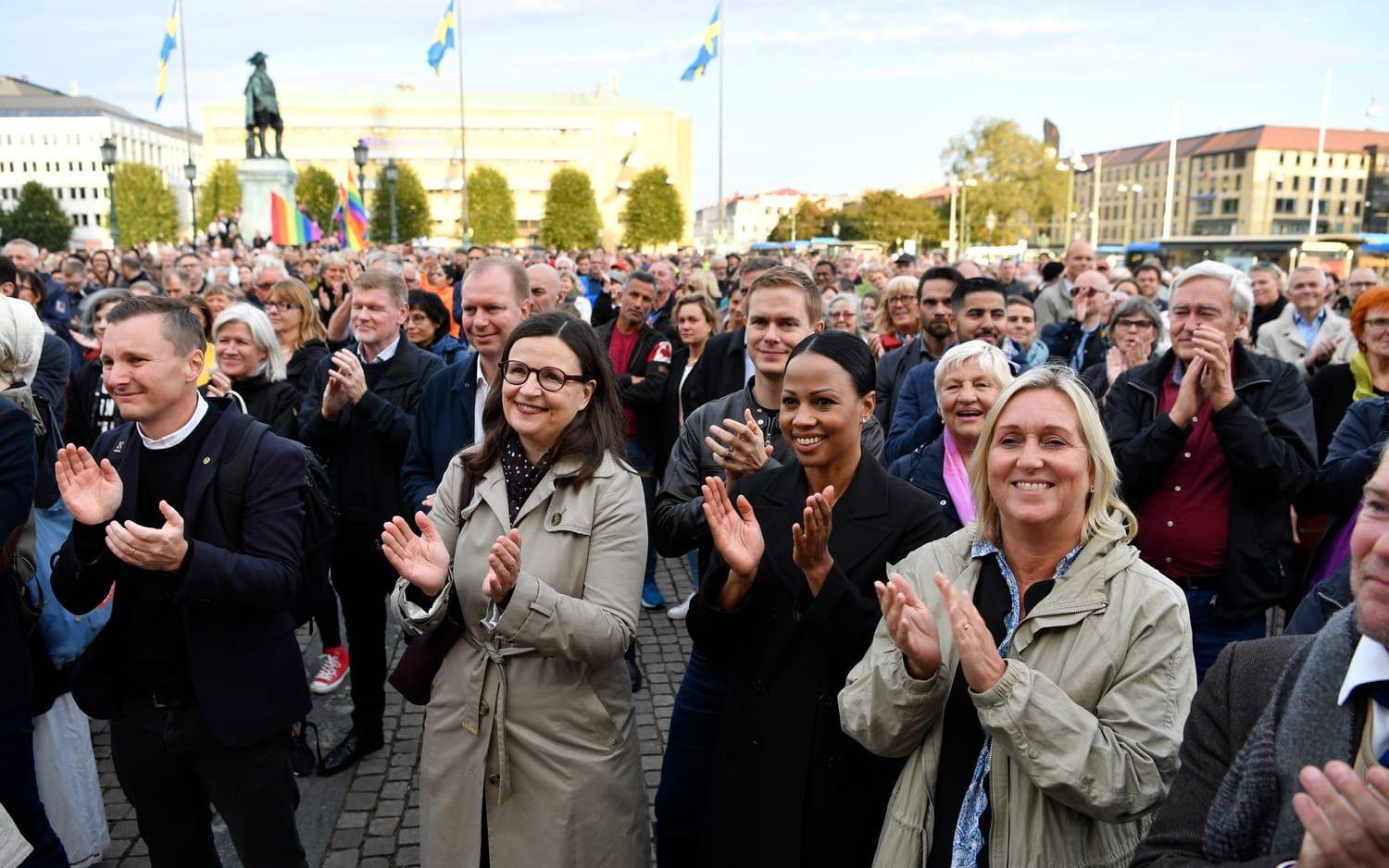 Enligt arrangörerna samlades omkring 2 000 personer på Gustaf Adolfs torg under fredagen. FOTO: Robin Aron